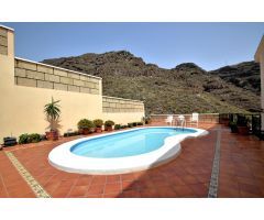 Impresionante Propiedad Con Arquitectura Moderna Y Amplios Jardines En Candelaria