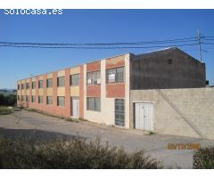 Nave Industrial en Venta con Amplio Espacio de Aparcamiento y Patio Cerrado