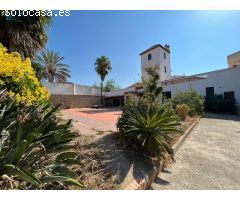 Finca con vivienda, torreon, piso, naves, patios.