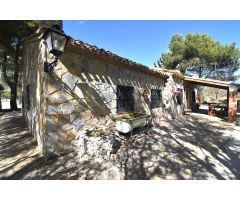 Venta Sierra de Aitana, cerca del pueblo de Confrides, casa de campo de cinco habitaciones.