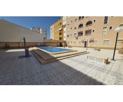 OPORTUNIDAD!!! ATICO EN EL CENTRO DE TORREVIEJA CON PISCINA Y AMPLIA TERRAZA
