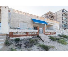 Vivienda en primera línea de playa, junto al mar. En Guardamar del Segura