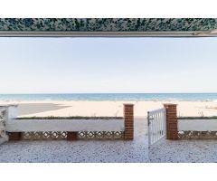 Vivienda en primera línea de playa, junto al mar. En Guardamar del Segura