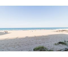 Vivienda en primera línea de playa, junto al mar. En Guardamar del Segura