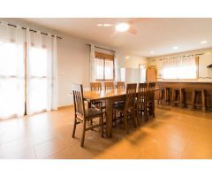 Amplia vivienda de dos plantas
