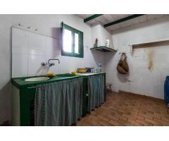 Cortijo con instalaciones para caballos y tierra de labor