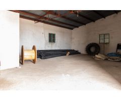 Cortijo con instalaciones para caballos y tierra de labor