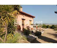 Espectacular chalet inspirado en el Norte a la venta en Albaida.