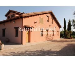 Espectacular chalet inspirado en el Norte a la venta en Albaida.