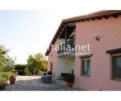 Espectacular chalet inspirado en el Norte a la venta en Albaida.
