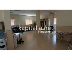 Local comercial con muchas posibilidades a la venta