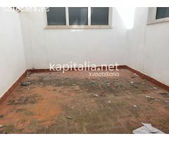 Local  comercial con patio  a la venta en Ontinyent.