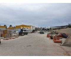 Solar y naves industriales en primera linea de carretera a la venta en Ontinyent