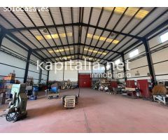 Nave industrial con solar al lado de la A7