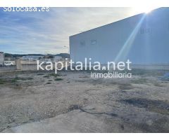 Nave industrial con solar al lado de la A7