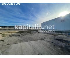 Nave industrial con solar al lado de la A7
