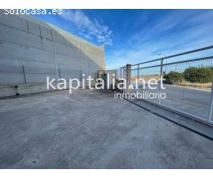 Nave industrial con solar al lado de la A7