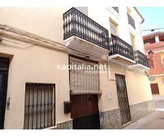 CASA A LA VENTA EN CANALS, UBICADA CERCA DE LA IGLESIA.