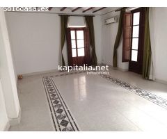 CASA A LA VENTA EN CANALS, UBICADA CERCA DE LA IGLESIA.