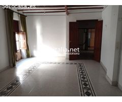 CASA A LA VENTA EN CANALS, UBICADA CERCA DE LA IGLESIA.