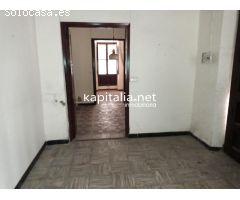 CASA A LA VENTA EN CANALS, UBICADA CERCA DE LA IGLESIA.