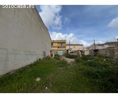 Amplia Parcela con Potencial de Construcción en Muro