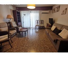 Amplia vivienda en urbanización zona San Blas.