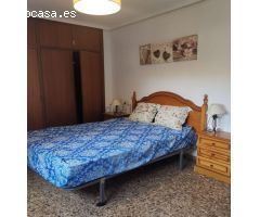 Amplia vivienda en urbanización zona San Blas.