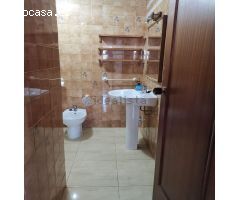 Amplia vivienda en urbanización zona San Blas.