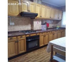 Amplia vivienda en urbanización zona San Blas.