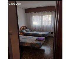 Amplia vivienda en urbanización zona San Blas.