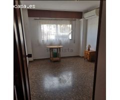 Amplia vivienda en urbanización zona San Blas.