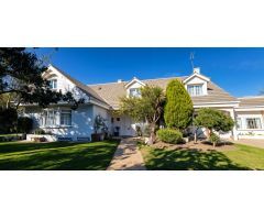 Exclusivo Chalet Independiente en Monteclaro – Amplia Parcela y Vistas Inigualables