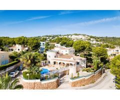 Majestuosa villa orientada al sur con vistas al mar cerca de la playa