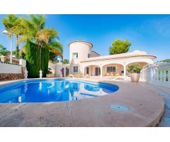 Majestuosa villa orientada al sur con vistas al mar cerca de la playa