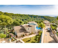 Majestuosa villa orientada al sur con vistas al mar cerca de la playa