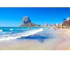 Proyecto de nueva construcción con impresionantes vistas al azul mar Mediterráneo y al icónico Peñón