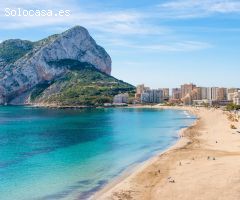 Proyecto de nueva construcción con impresionantes vistas al azul mar Mediterráneo y al icónico Peñón