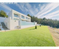 Preciosa villa de nueva construcción con vistas abiertas