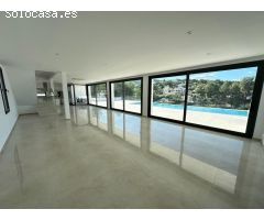 Preciosa villa de nueva construcción con vistas abiertas