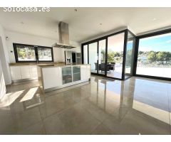 Preciosa villa de nueva construcción con vistas abiertas
