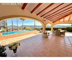 Villa de estilo tradicional con espectaculares vistas al valle y a la montaña