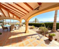 Villa de estilo tradicional con espectaculares vistas al valle y a la montaña