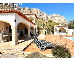 Villa de estilo tradicional con espectaculares vistas al valle y a la montaña
