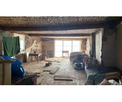 Casa grande de pueblo en Laspaúles con terreno de  más de 2 hectáreas.