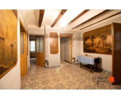 CASA HISTORICA EN EL CENTRO DE LA POBLACIÓN