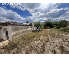 Terreno en venta de 2290m2 con una pequeña construcción a escasos min. de la localidad