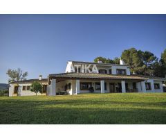 FINCA EN ALQUILER CON PISCINA Y JARDÍN.