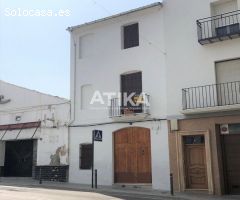 CASA EN ALQUILER CON POSIBILIDAD A SER DESTINADA PARA LOCAL COMERCIAL