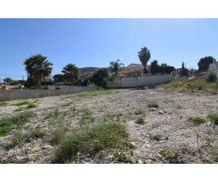Parcela en Calpe con vistas al mar situada a tan solo 400 m de la playa y puerto deportivo